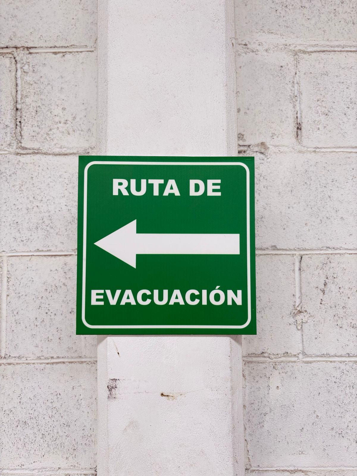 2 Señales GRANDES de Ruta de Evacuación (Izquierda) | Señalética Protección Civil